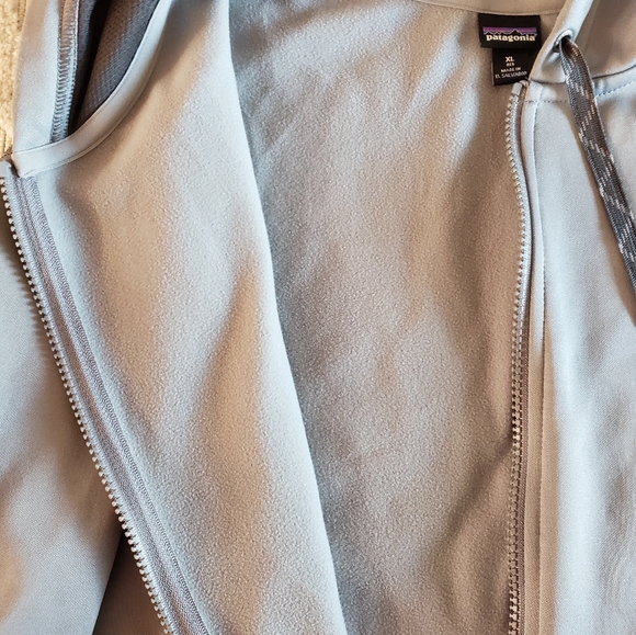 Patagonia full zip up grey hoodie, tech fleece material - Picture 8 of 8